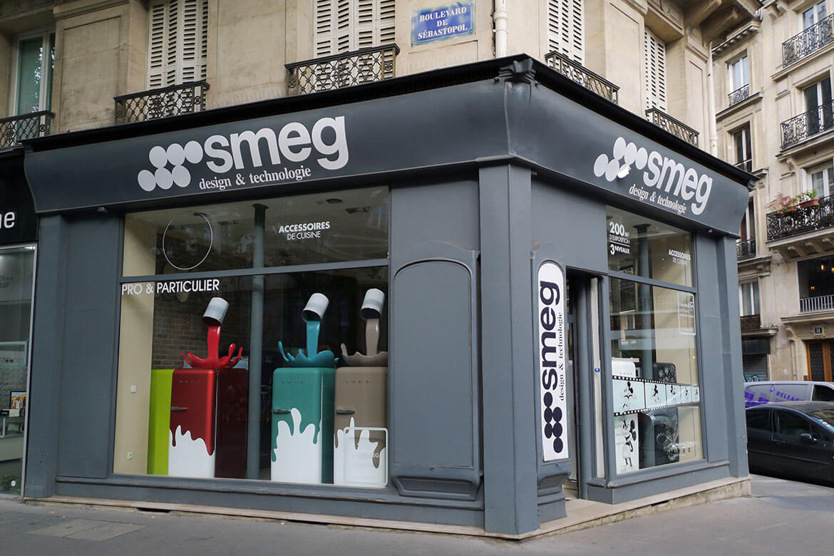 Une décoration Plv sur mesure de la vitrine du magasin SMEG à Paris